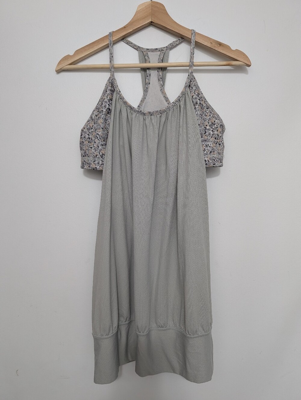 Lululemon 8 No Limits Tank Top Silver Spoon Petite Fleur Grey Built in Bra Flowy - Picture 3 of 16